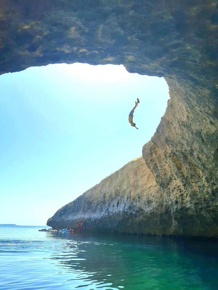 Ganz schön wild! Rafael Wild (12) aus Satteins beweist beim Klippenspringen auf Sardinien ordentlich Mut.