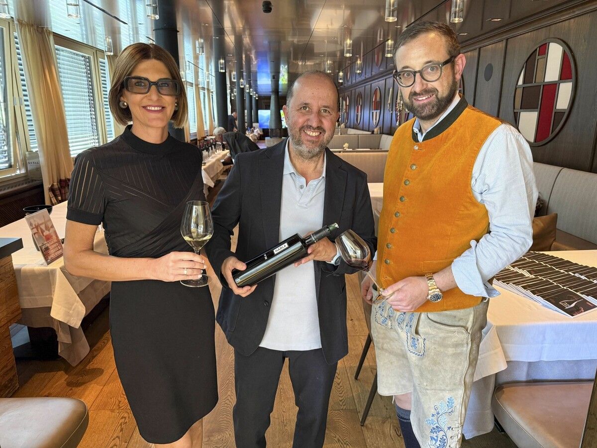 Gastgeber Beate und Manuel Espinoza mit Hausherr Johannes Pfefferkorn bei der Weinpräsentation.⇒Franc