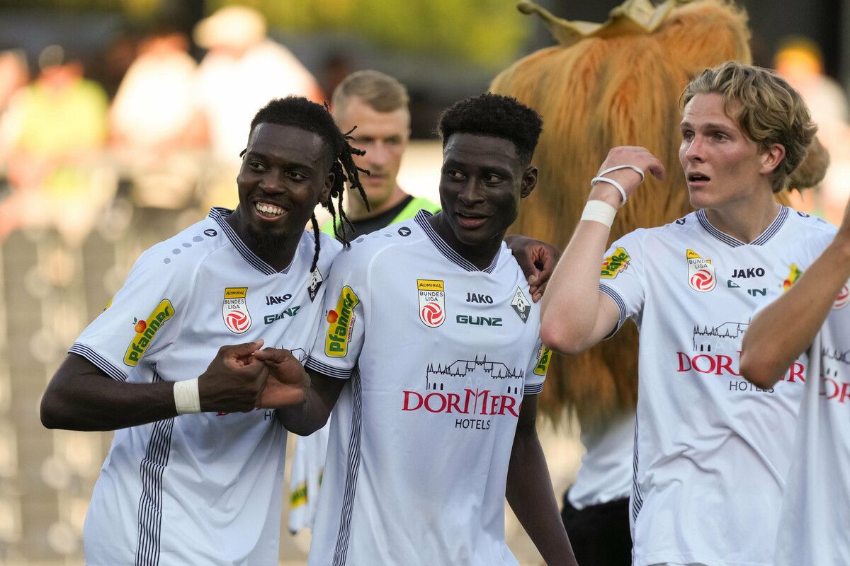 Gemeinsamer Jubel über einen wichtigen Heimerfolg, von links: Yann Massombo, Mohamed Ouédraogo und Paul Koller.⇒VN-Stiplovsek