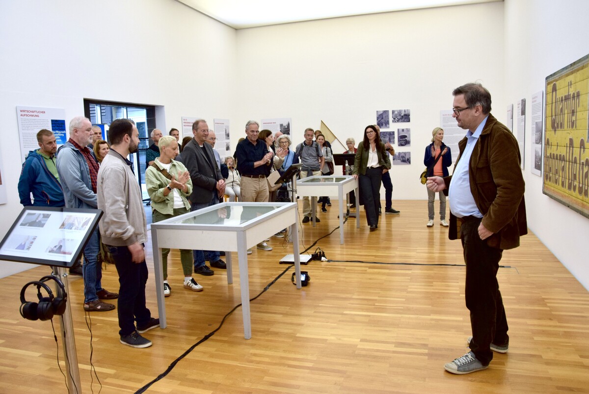 Historiker Christof Thöny informiert über die Sommerausstellung dieses Jahres im Kunstraum des Kulturzentrums Remise.⇒SCO (3)