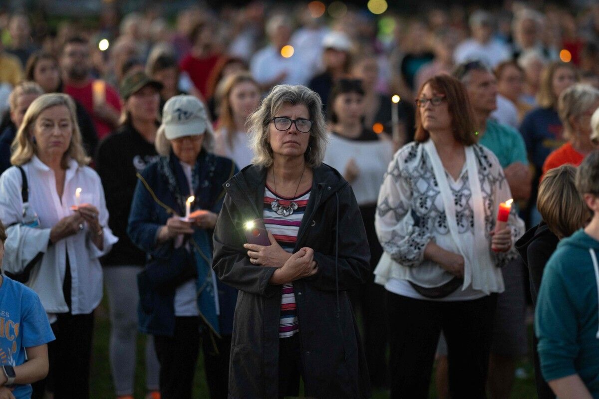 Hunderte Menschen nahmen an einer Mahnwache zum Gedenken an die Opfer teil.⇒AFP