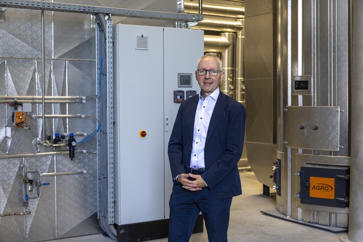 illwerke vkw-Vorstand Qudio Salzmann im Herz des Nahwärmewerkes Weidach in Bregenz - ein Baustein der Energiestrategie. ⇒VN/RP