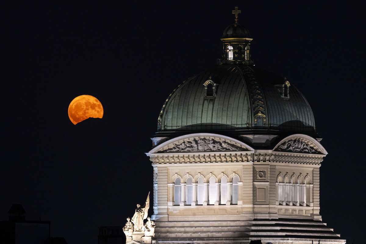 Im Bundeshaus in Bern wurde es im wahrsten Sinne des Wortes dunkel, als die Zölle bekannt wurden. ⇒APA