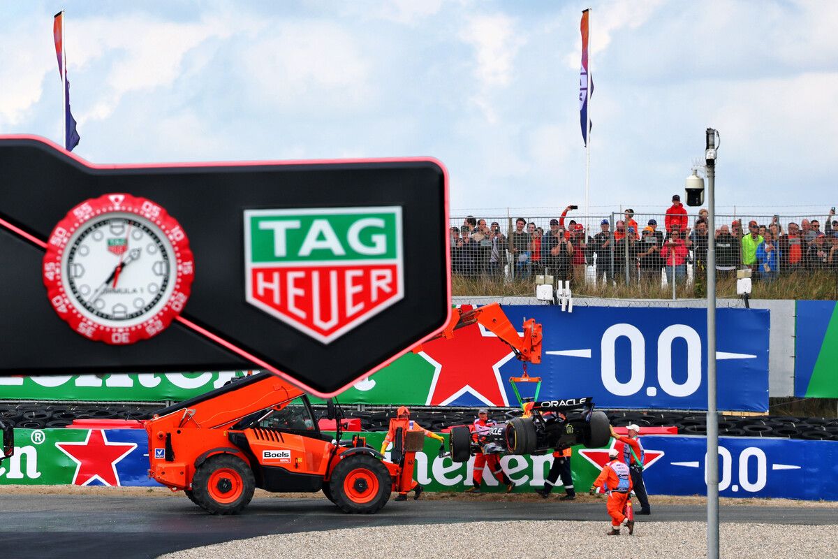 Im ersten freien Training musste der Bolide von RB-Pilot Max Verstappen aus dem Kiesbett per Kran gehoben werden.⇒ap
