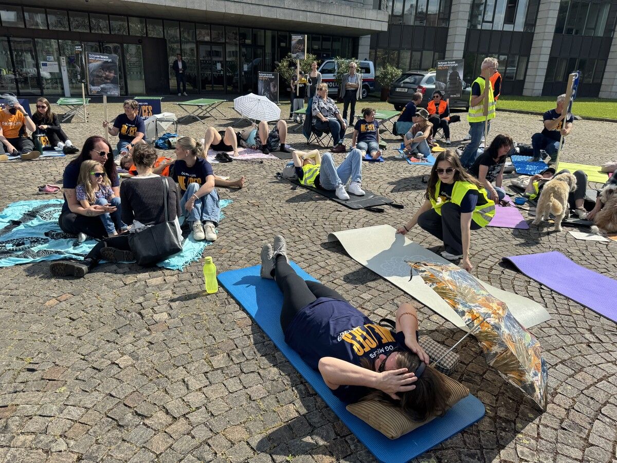 Im Mai machten Betroffene und Familienangehörige mit einem Protest vor dem Landhaus auf ihre prekäre Situation aufmerksam.⇒vol/waanders