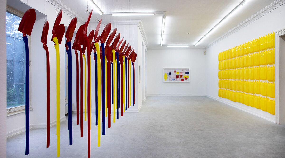 Im Mittelpunkt der Finissage steht Pfanners beeindruckende Installation „Rot, Gelb, Blau“ im Erdgeschoss. ⇒Petra Rainer 