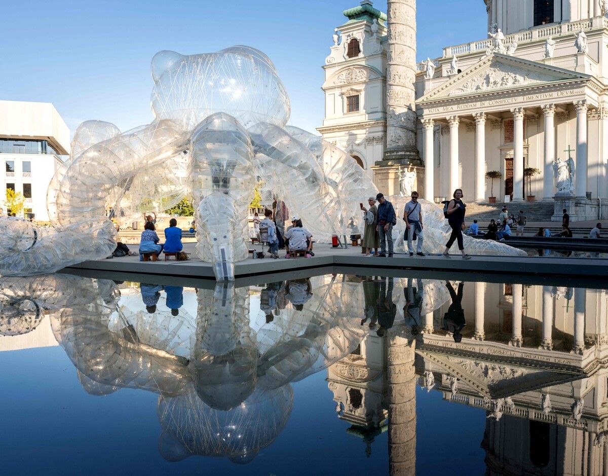 Im Rahmen des Wiener Johann-Strauss-Jahrs wurde eine riesige Oktopus-Skulptur des Künstlerkollektivs God's Entertainment am Karlsplatz installiert. AFP (5)