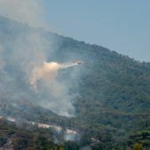 Hänge des Vesuvs in Flammen