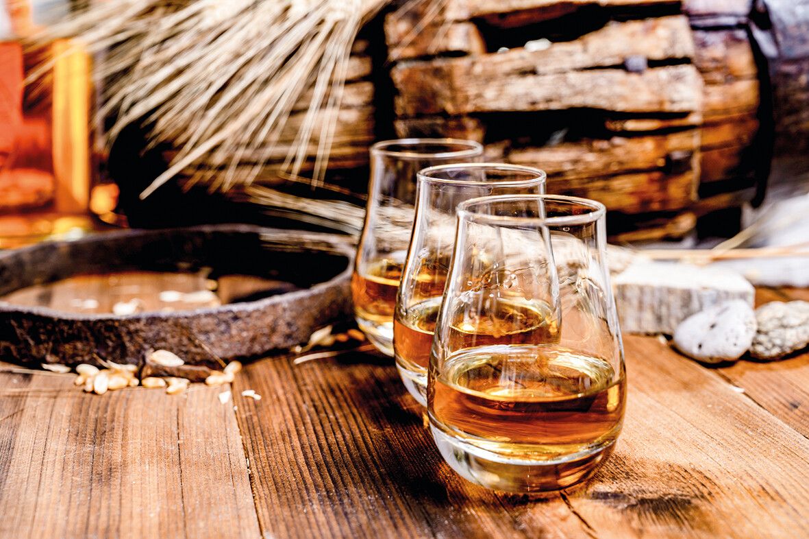 In den Destillerien kann man die Whiskys natürlich auch verkosten.⇒Shutterstock (ALLE)