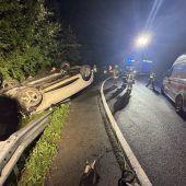Pkw auf das Dach gelegt