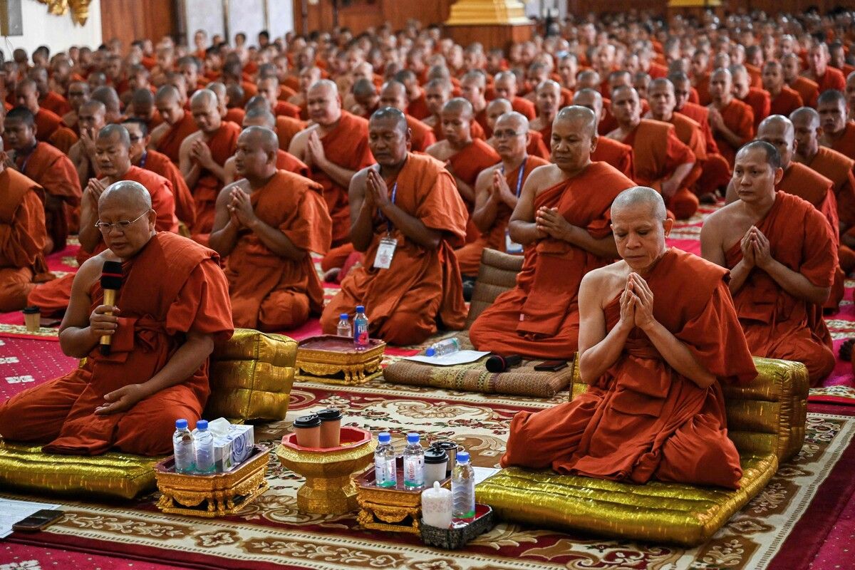 In Kambodscha haben Hunderte buddhistische Mönche die bei den jüngsten Zusammenstößen mit thailändischen Streitkräften getöteten Soldaten geehrt und für den Frieden gebetet. AFP (5)