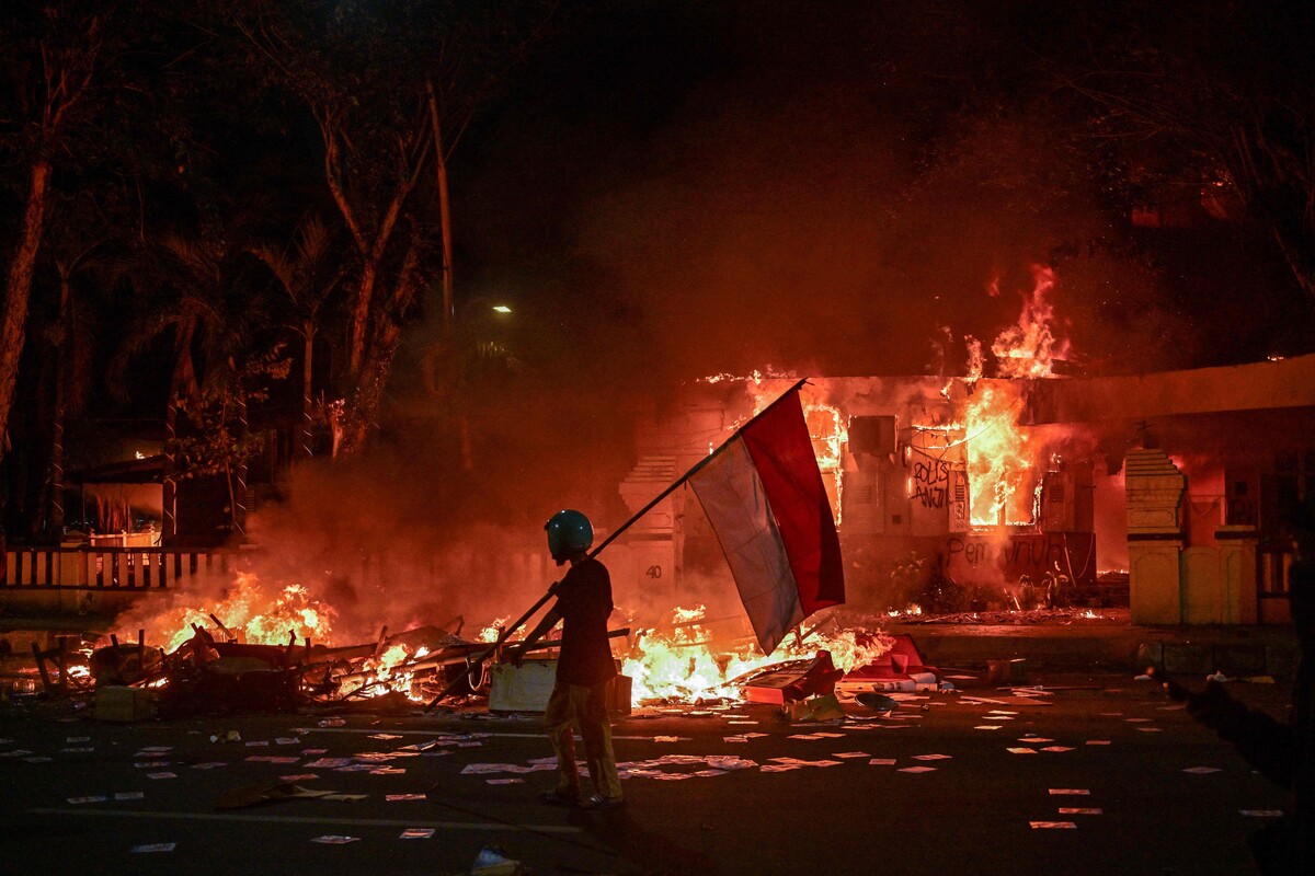 In Surabaya, der zweitgrößten Stadt, brannte das Polizeipräsidium. ⇒AFP