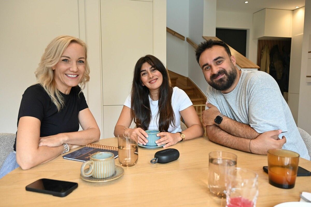 Ingrid Hofer präsentierte dem Musikerpaar Duygu und Erdin Kamoğlu das fertig arrangierte Kinderlied. ⇒Bernadette von Sontagh