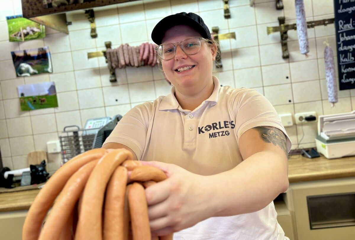 Johanna Hofer: „Zu den besonderen Momenten gehört natürlich auch die Qualitätskontrolle: Nichts schmeckt besser als ein frisches Wienerle!“⇒LiV/Curin