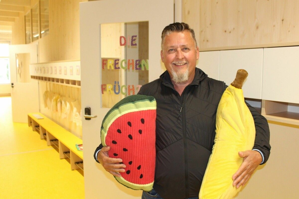 Jürgen Roppele räumt gutgelaunt Melonenschnitte und Banane aus Stoff in den Gruppenraum der Frechen Früchte. „Von mir aus könnten die Kinder schon morgen einziehen.“⇒ peter strauss (5)