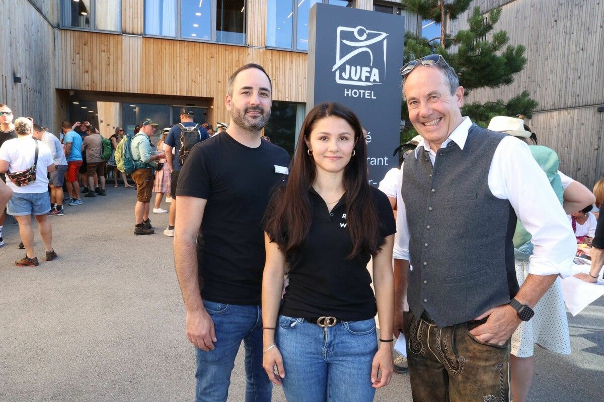 JUFA-Direktor Philipp Greber mit Ramona Hartmann von der Marktgemeinde Rankweil und Andreas Prenn.