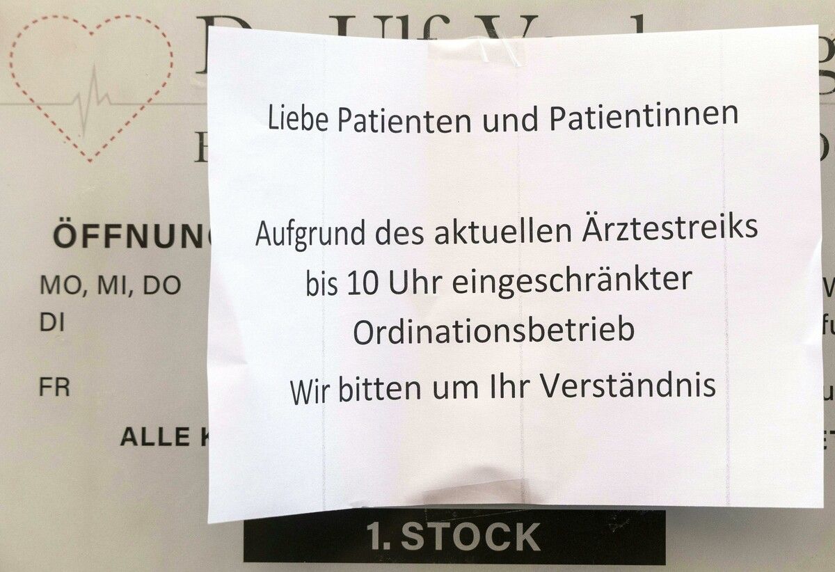 Kärntner Ärztinnen und Ärzte sind in einen Warnstreik getreten. In Vorarlberg warten die Mediziner ab. ⇒APA/Jannach