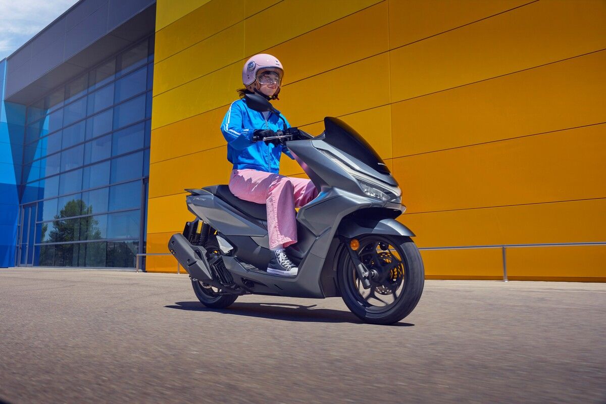 Kantiger, markanter und nun auf Euro 5+ Norm gebracht: Die PCX ist Hondas Einstiegsmodell in die Achtelliter-Klasse.⇒Werk