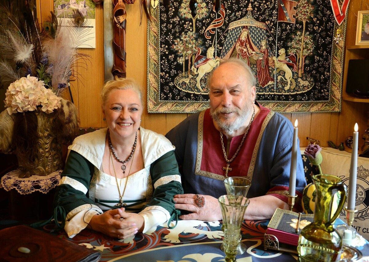Karin und Richard Schwei haben ihre Wohnung in ein Mittelaltermuseum verwandelt. ⇒Heidi Rinke-Jarosch