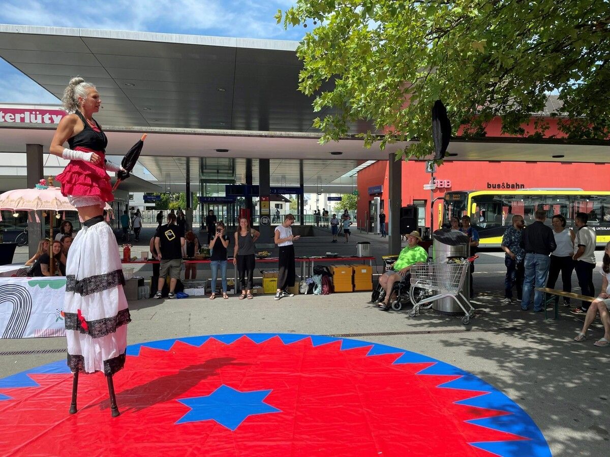 „Kultur am Bahnhof“ verwandelt den Vorplatz in einen offenen Treffpunkt für Kunst, Begegnung und Gemeinschaft.⇒LCF