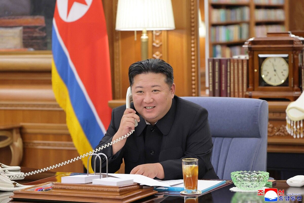 Kurz vor dem Alaska-Gipfel von US-Präsident Donald Trump mit seinem russischen Amtskollegen haben Wladimir Putin und Nordkoreas Machthaber Kim Jong Un in einem Telefonat Pläne für eine verstärkte Zusammenarbeit bekräftigt.