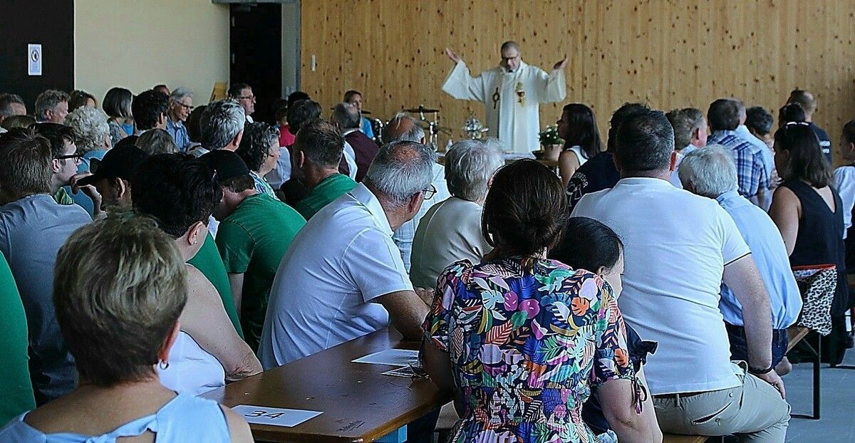 Landesfeuerwehrkurat Dominikus Matt leitete das Dorffest mit einem Dankgottesdienst ein.