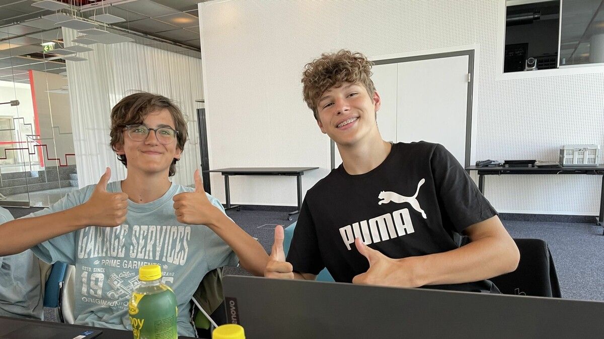 Levin Hagen (14, links) und Max Braun (15) lernen beim Code Base Camp, wie Spiele entwickelt werden. ⇒VN/AMW
