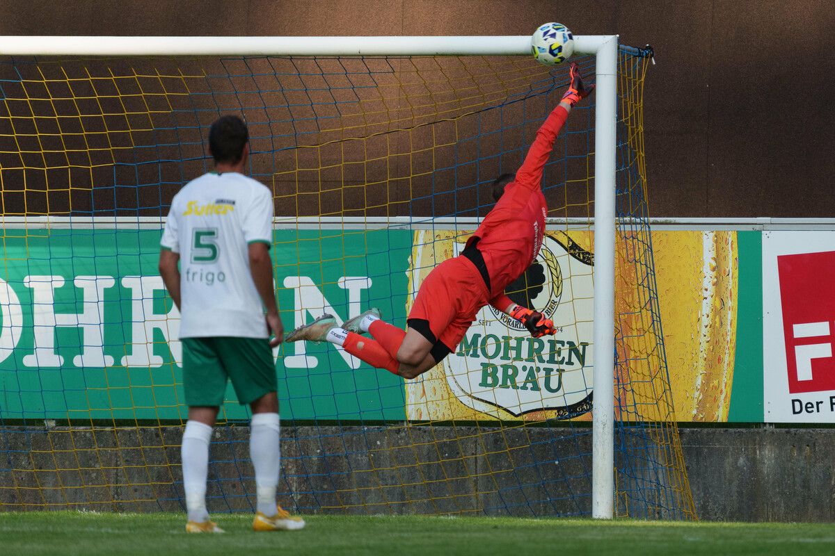 Ludesch-Tormann Antnio Romic streckte sich in dieser Szene großartig. Doch die 0:2-Niederlage beim FC Wolfurt konnte er nicht verhindern.⇒stiplovsek