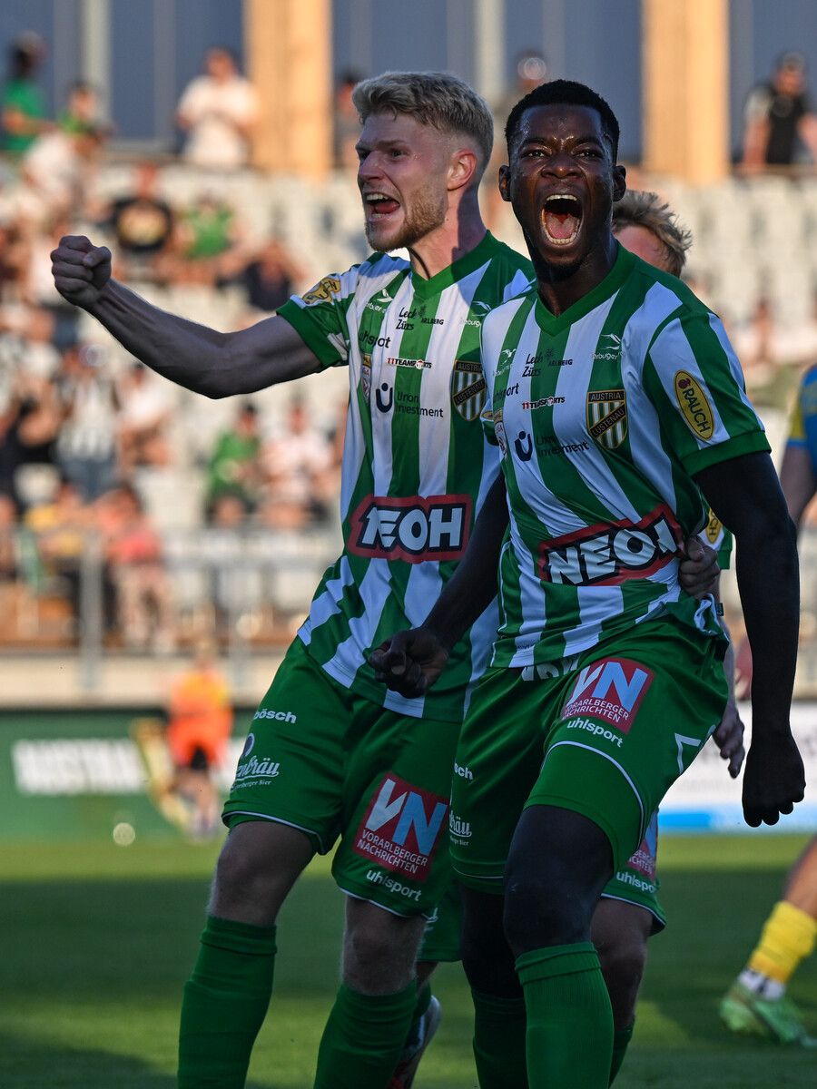 Lukas Ibertsberger und Mame Wade, der heute erstmals vom Start weg spielt, wollen gegen Stripfing jubeln.⇒gepa
