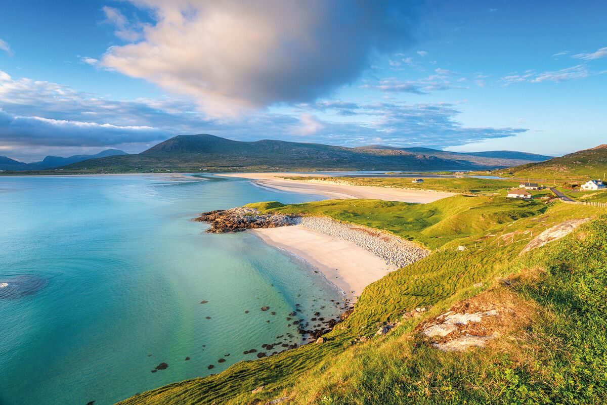 Luskentyre Beach auf der Insel Harris zählt zu den schönsten Stränden Schottlands mit Blick bis zu den Bergen der Äußeren Hebriden.