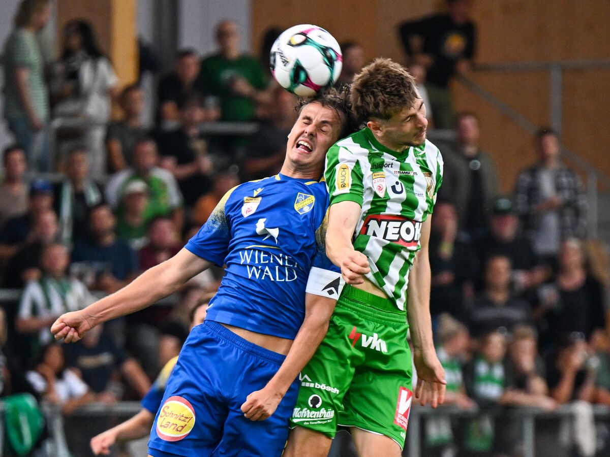LUSTENAU,AUSTRIA,22.AUG.25 - SOCCER - ADMIRAL 2. Liga, SC Austria Lustenau vs SV Stripfing. Image shows Simon Furtlehner (Stripfing) and Lenn Jastremski (A.Lustenau). Photo: GEPA pictures/ Oliver Lerch