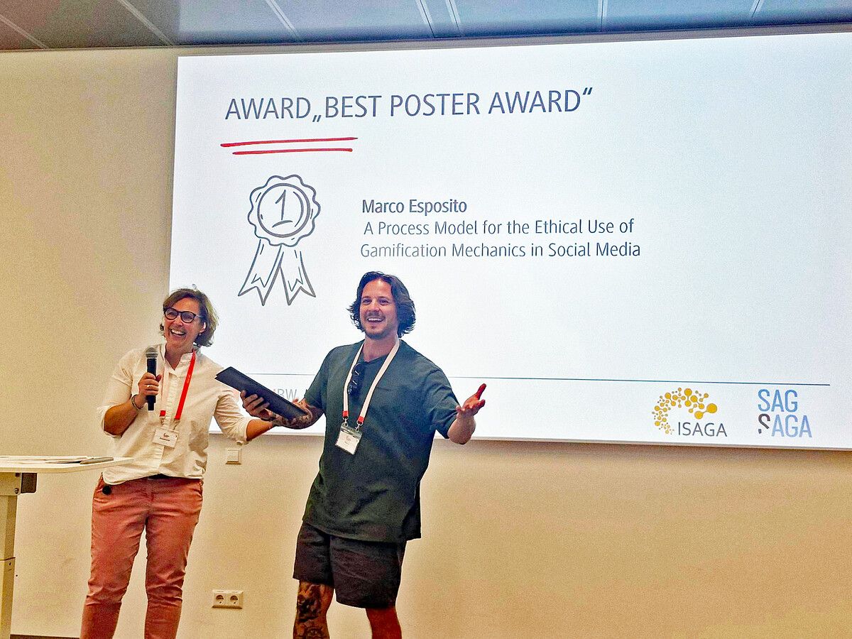 Marco Esposito wurde für seine Masterarbeit zum ethischen Einsatz von Gamification in sozialen Medien mit dem Best Poster Award geehrt.⇒Esposito