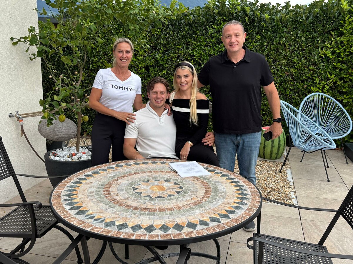 Marco Rossi darf sich über einen hochdotierten neuen Vertrag bei den Minnesota Wild freuen. Im Beisein seiner zukünftigen Frau Stefanie, Mutter Claudia und Vater Michael unterzeichnete der 23-Jährige den neuen Kontrakt.⇒privat