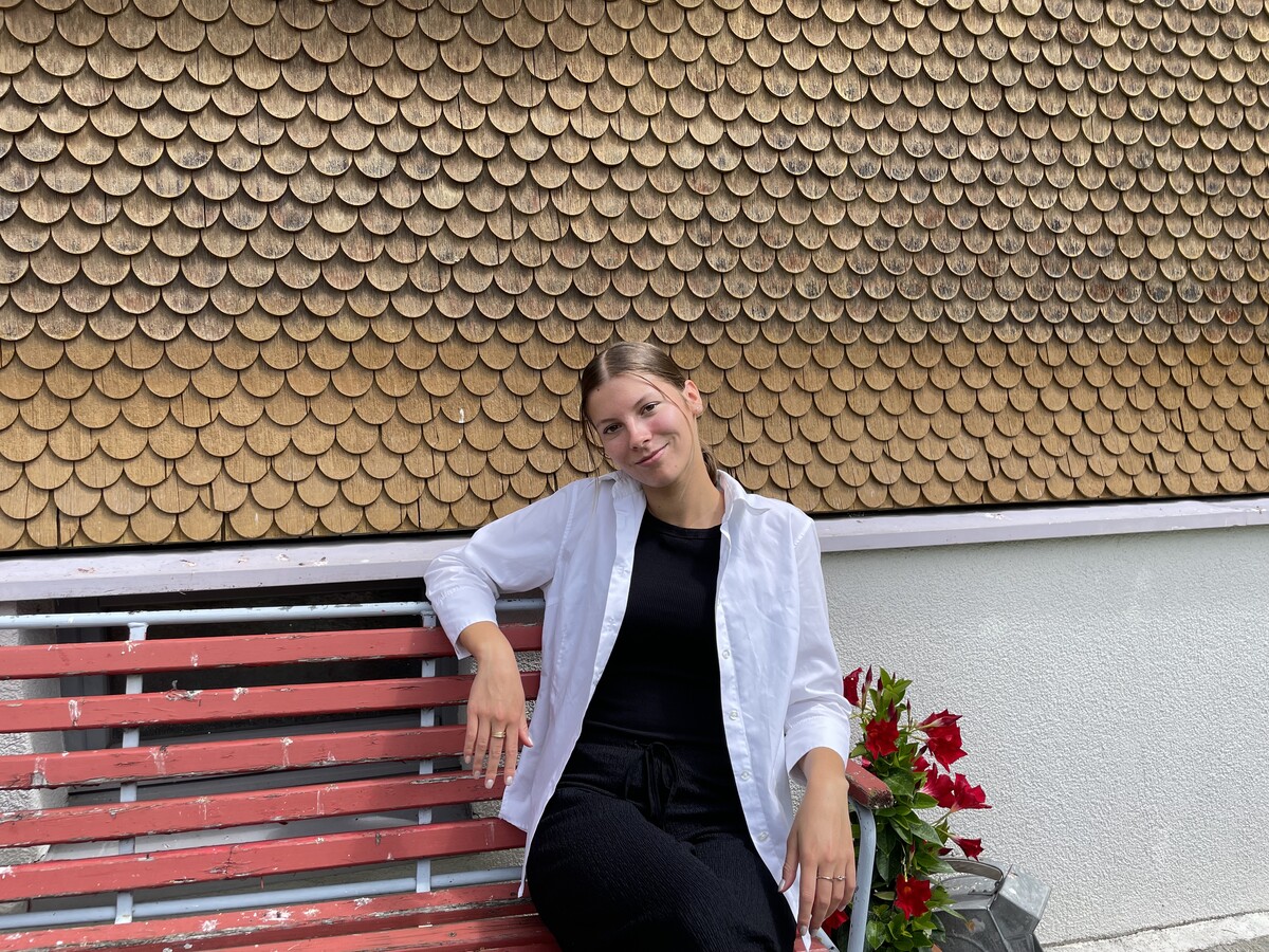 Marika Ritter übersetzt für die VN Jugendwörter in den Wälder Dialekt.