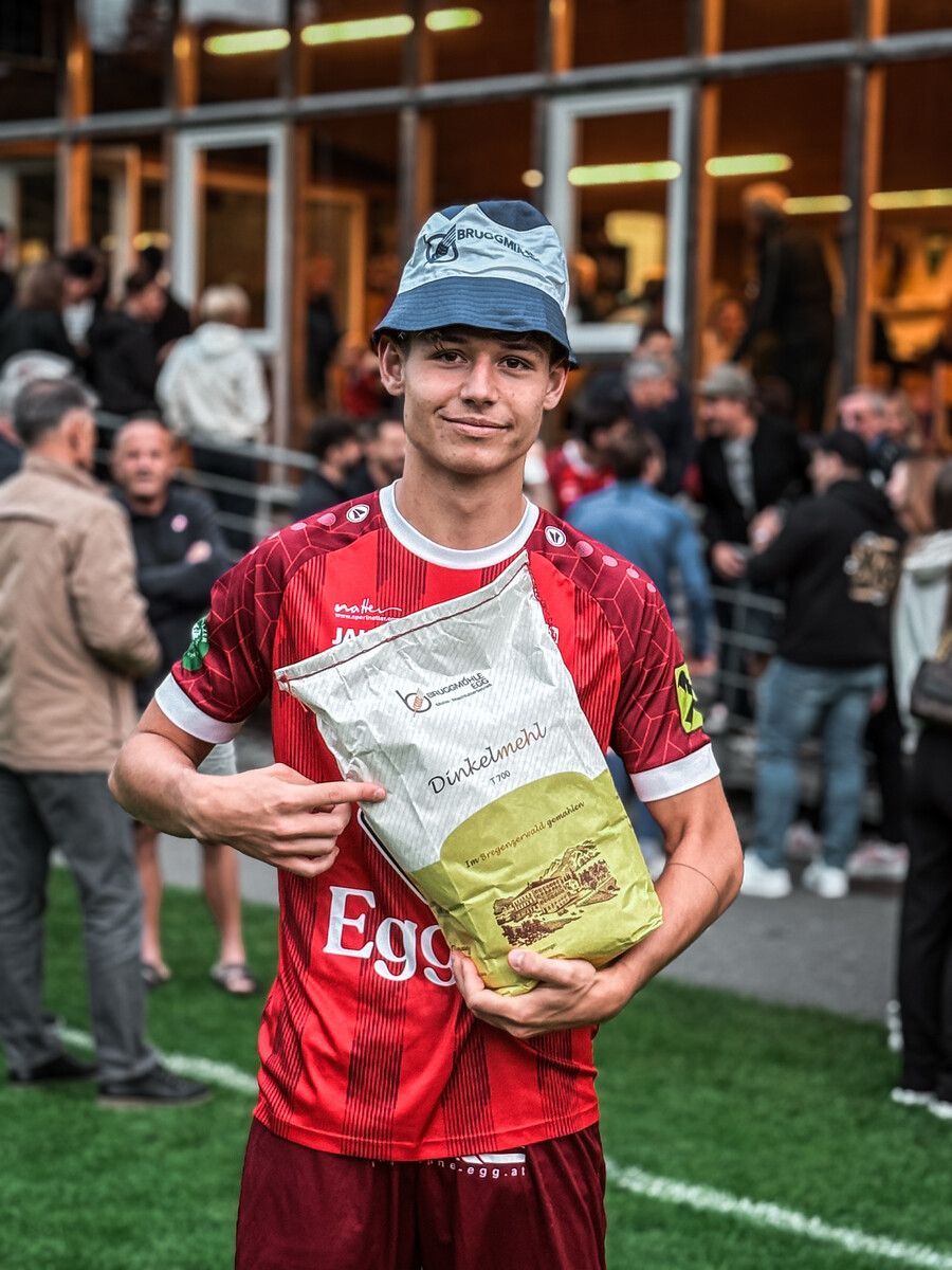 Marius Schedler mit dem Gewinn.⇒FC Egg
