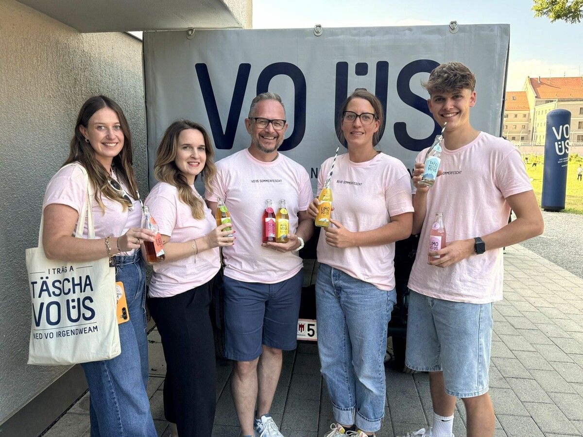 Marketing- und Vertriebsleiter Philipp Wüstner mit Soraya, Belinda, Cornelia und Jakob vom VO-ÜS-Team beim Sommer-Jubiläumsfest.⇒Sigrid Juen