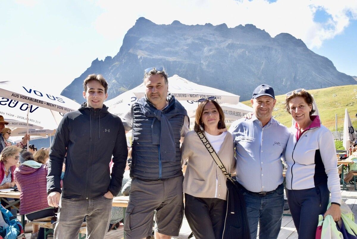 Martin Fußenegger (Zimba Moden in Schruns, 2. v. l.) mit Ehefrau Annette (M.) und Sohn Felix (l.), Thomas Lerch (GF Gargellner Bergbahnen) und Irene Kiefer.