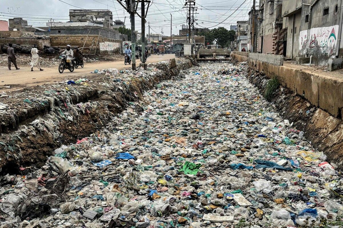 Massen von Plastikmüll wurden am Straßenrand in Karatschi, Pakistan, entsorgt.