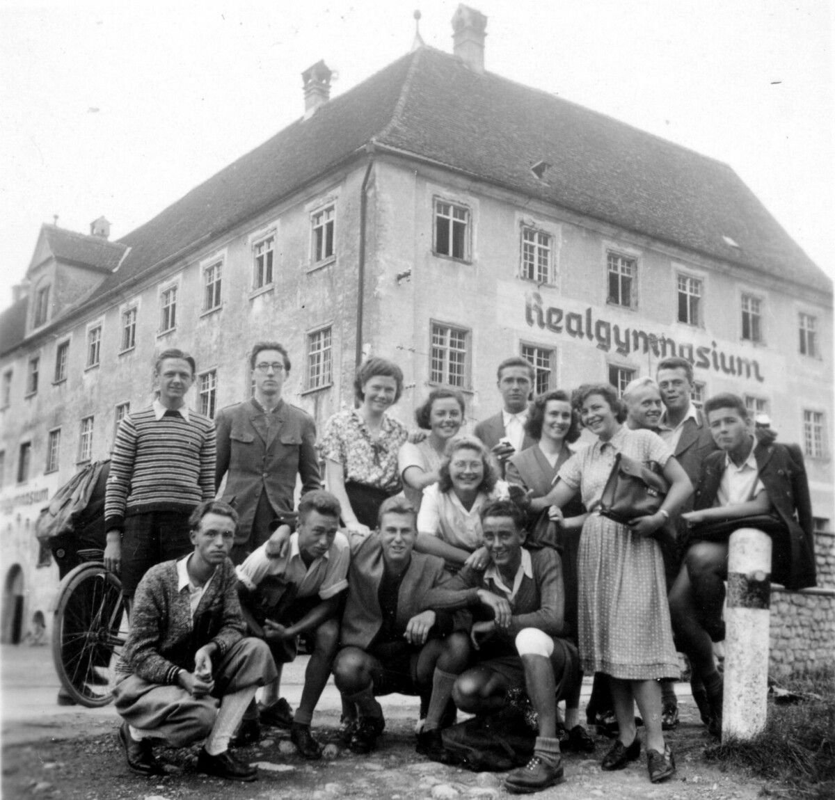 Maturajahrgang 1951 vor dem Schulgebäude.⇒sammlung concin