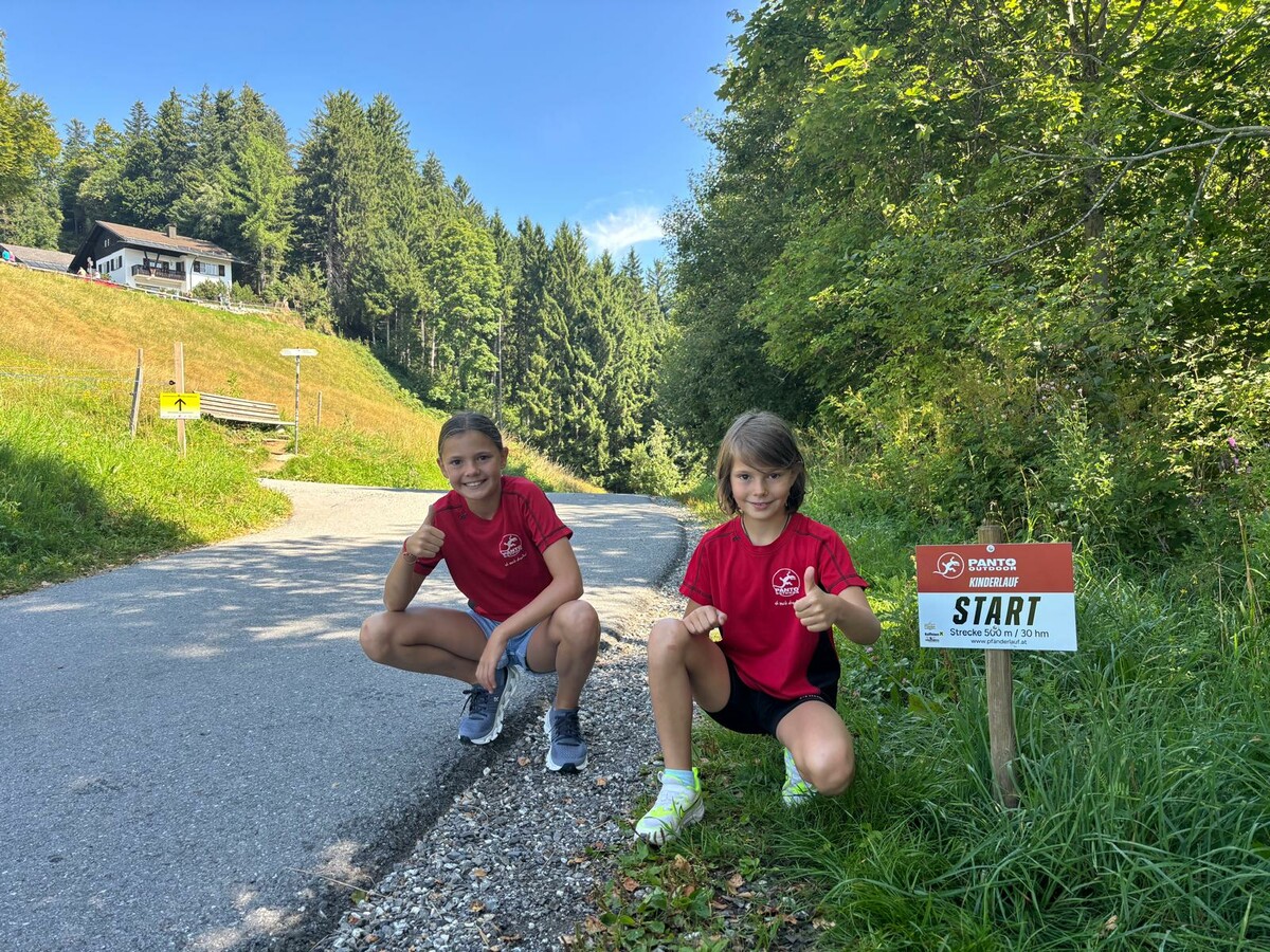 Maya und Rosa haben das Startschild für den Panto-Outdoor-Kinderlauf im Rahmen des 30. Int. Pfänderlaufs aufgestellt und die 500 Meter ins Ziel schon getestet.⇒privat