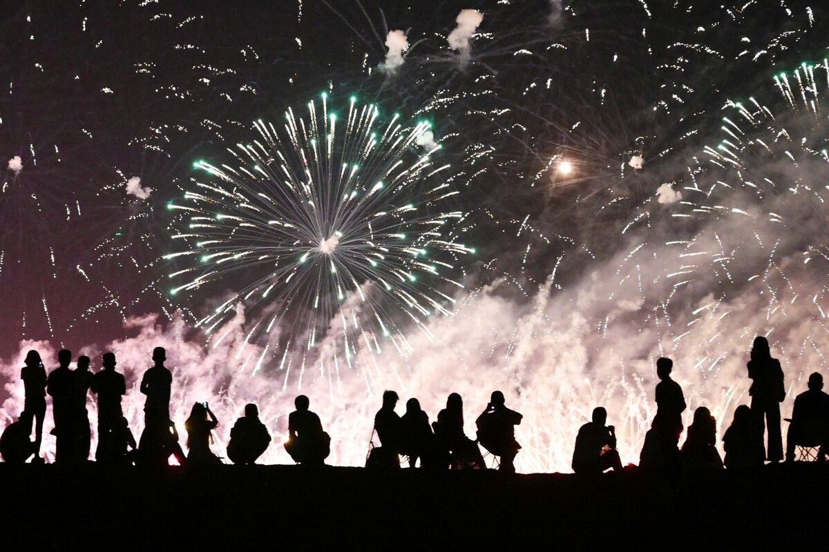 Menschen bestaunen das bombastische Feuerwerk beim Shapotou-Feuerwerksfestival in der Wüste von Shapotou in der nordchinesischen Region Ningxia. AFP (5)