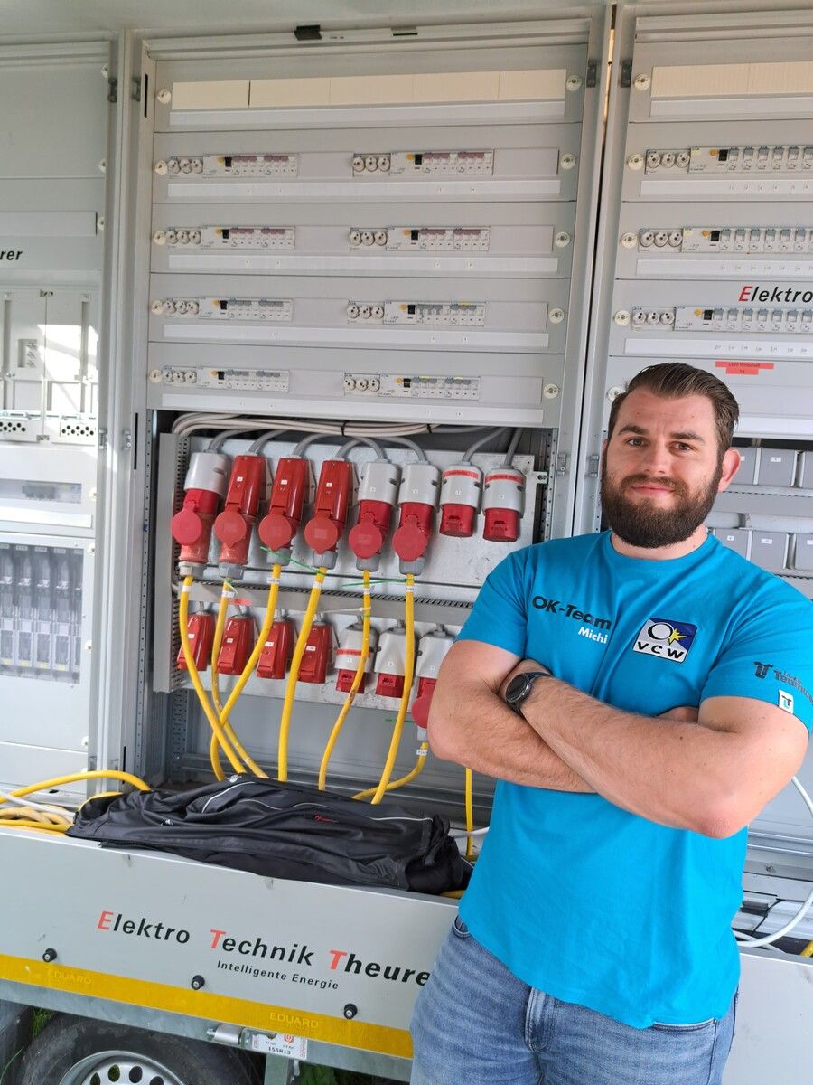 Michael Jost bei der Arbeit: Beim Aufbau der Wolfurttrophy sorgt er dafür, dass jedes Kabel sitzt.