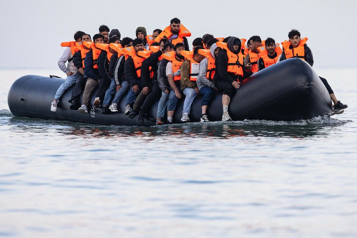 Migranten an Bord eines Schlepperbootes beim Versuch, den Ärmelkanal vor der Küste von Gravelines in Nordfrankreich zu überqueren. AFP (5)
