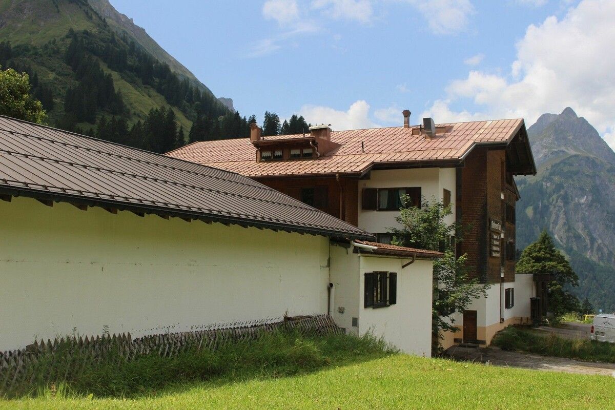 Mit dem ersten Hallenbad (links im Bild) im Bregenzerwald setzte das Hotel Mohnenfluh in Schröcken vor fast 60 Jahren neue Maßstäbe.