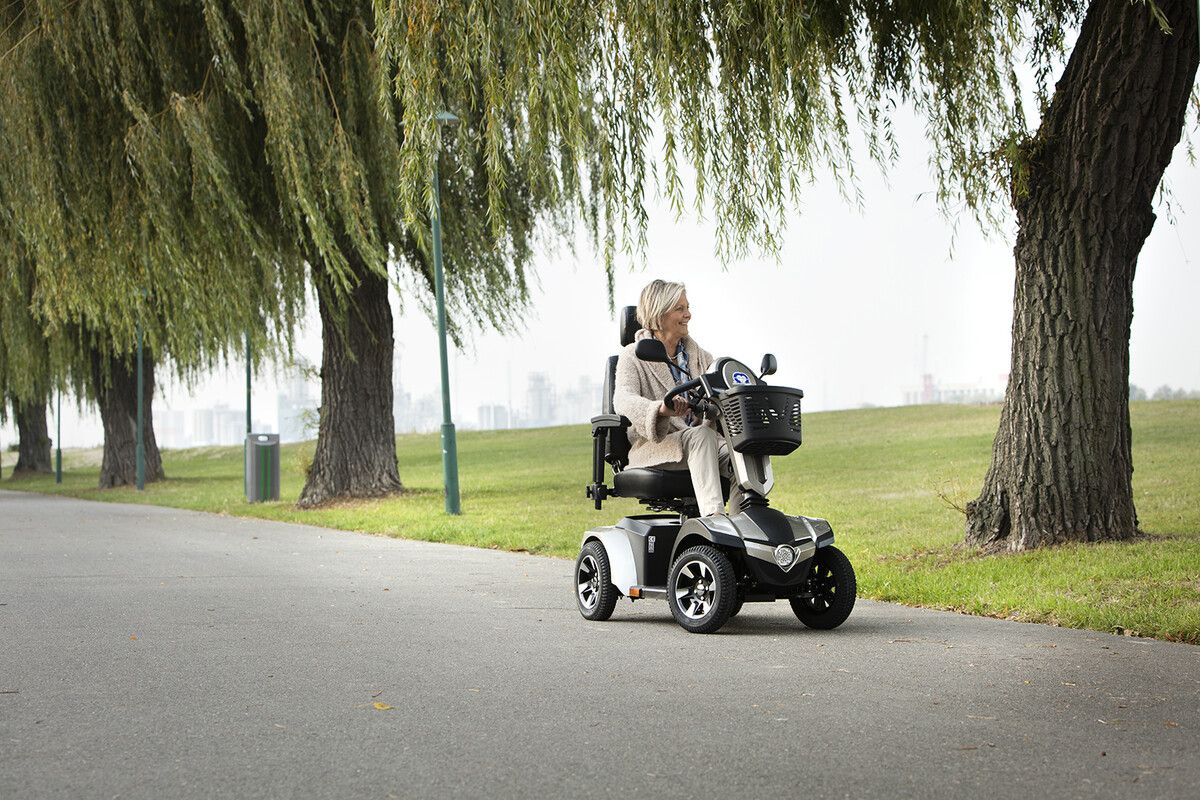 Moderne Hilfsmittel, wie dieser Roller, spielen heutzutage alle Stücke.⇒deprez/careplus