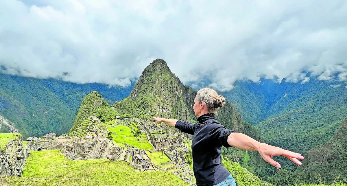 Monika Mayer-Pavlidis tanzt an jedem Ort der Welt – hier in Machu Picchu in Peru. ⇒G. BUCCHERI (2)