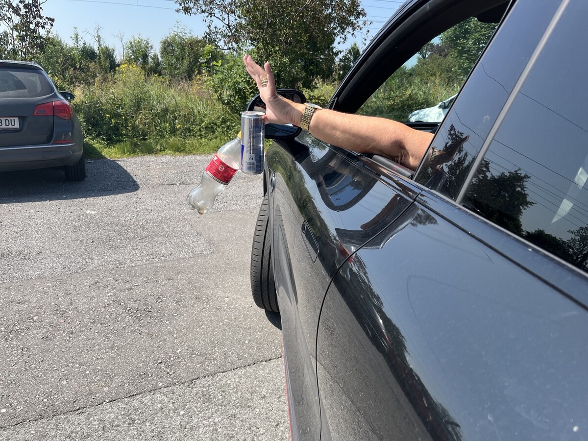Müll aus dem Autozu werfen, wird in Italien nun richtig teuer.⇒symbolbild vn