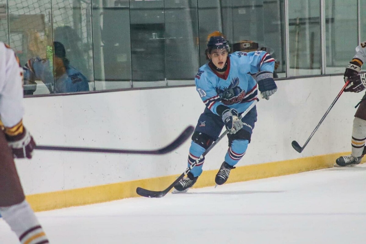Nach seiner Zeit in der Akademie stand Mader unter anderem für die Minnesota Moose auf dem Eis und sammelte in der Saison 2023/24 in 38 Spielen 32 Scorerpunkte.⇒privat