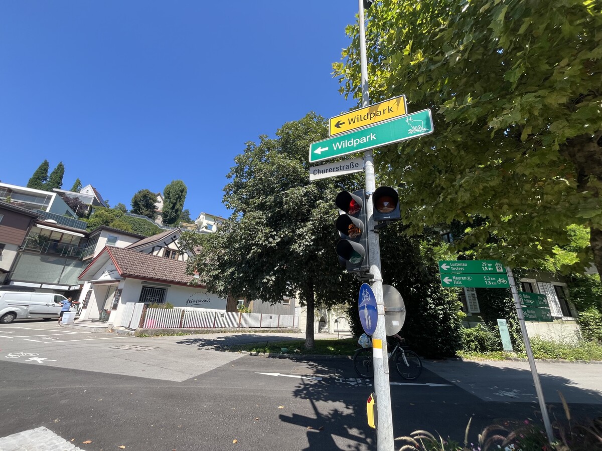 Nach über zwei Jahren andauernder Sperre ist der reguläre Weg über die Churer Straße zum Wildpark wieder offen. ⇒vn/lih (4)