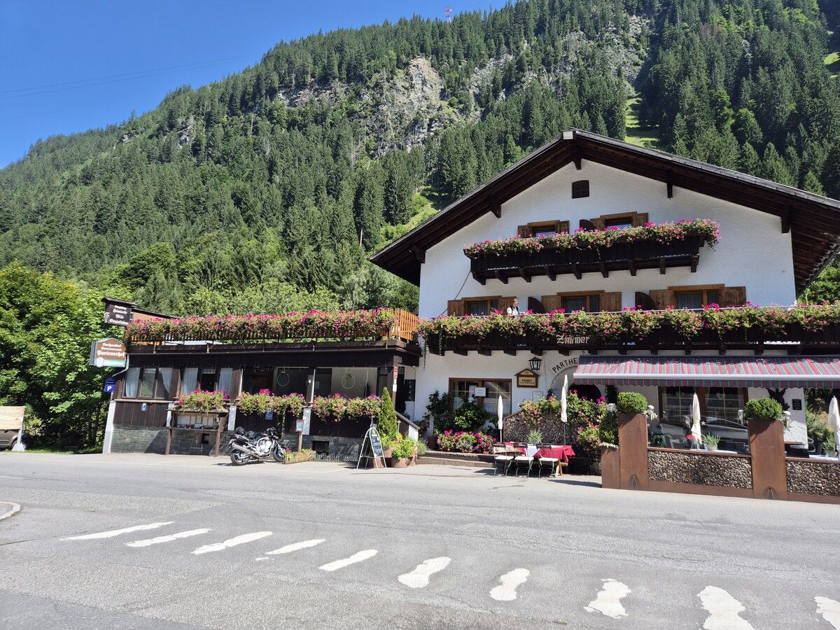 Nur zwei Motorradfahrer haben sich nach Partenen verirrt, da sie nicht wussten, dass die Silvretta-Hochalpenstraße geschlossen ist.⇒vn/jun (2)
